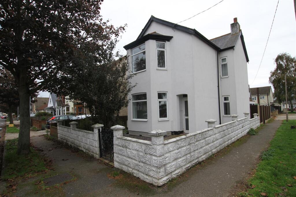 3 bed Detached for rent in Hadleigh. From Scott & Stapleton - Leigh-on-Sea 3 bed Detached for rent in Hadleigh. From Scott & Stapleton - Leigh-on-Sea