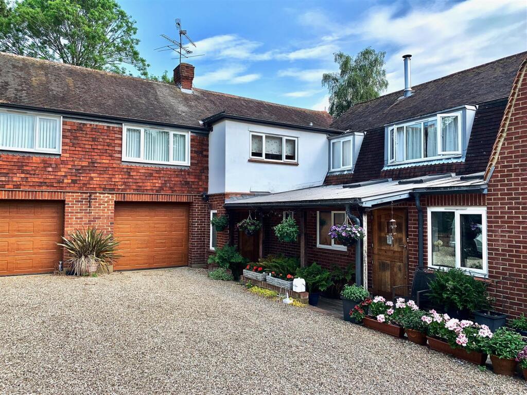 2 bed 1st Floor Flat for rent in Rettendon. From Scott & Stapleton - Leigh-on-Sea