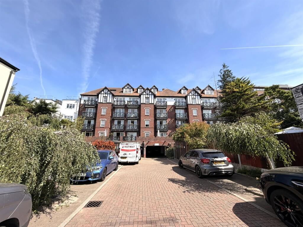 2 bed 1st Floor Flat for rent in Southend-on-Sea. From Scott & Stapleton - Leigh-on-Sea 2 bed 1st Floor Flat for rent in Southend-on-Sea. From Scott & Stapleton - Leigh-on-Sea