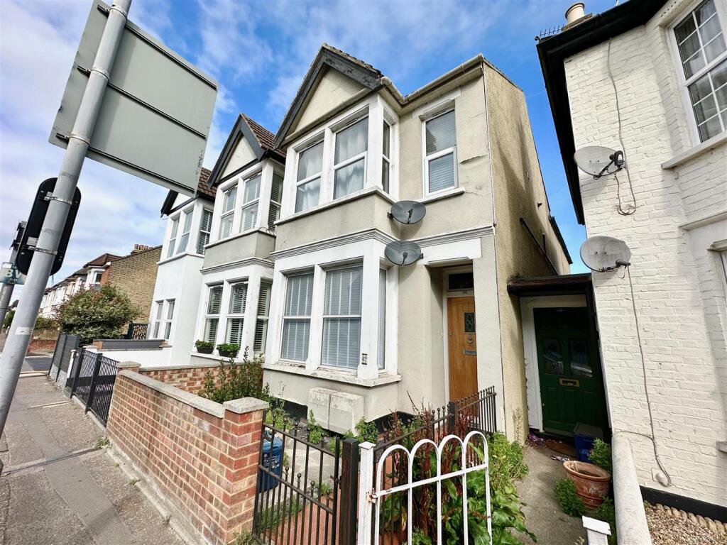 2 bed 1st Floor Flat for rent in Hadleigh. From Scott & Stapleton - Leigh-on-Sea