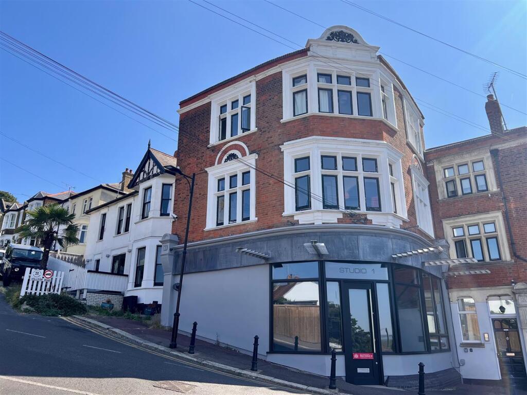 1 bed 1st Floor Flat for rent in Hadleigh. From Scott & Stapleton - Leigh-on-Sea