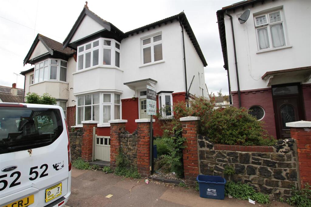 1 bed 1st Floor Flat for rent in Southend-on-Sea. From Scott & Stapleton - Leigh-on-Sea 1 bed 1st Floor Flat for rent in Southend-on-Sea. From Scott & Stapleton - Leigh-on-Sea