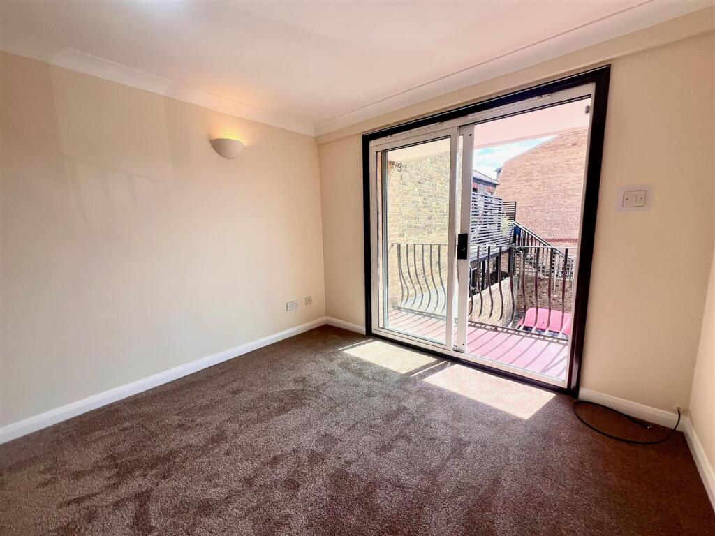 1 bed 1st Floor Flat for rent in Hadleigh. From Scott & Stapleton - Leigh-on-Sea