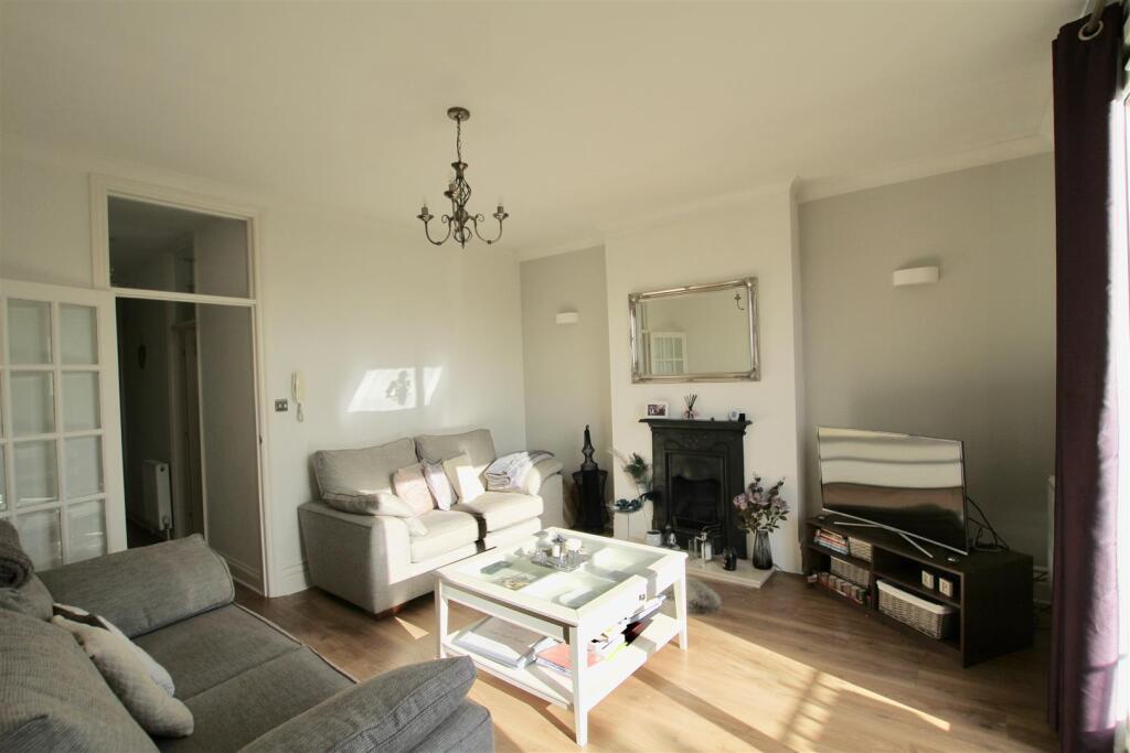 2 bed 1st Floor Flat for rent in Southend-on-Sea. From Scott & Stapleton - Leigh-on-Sea