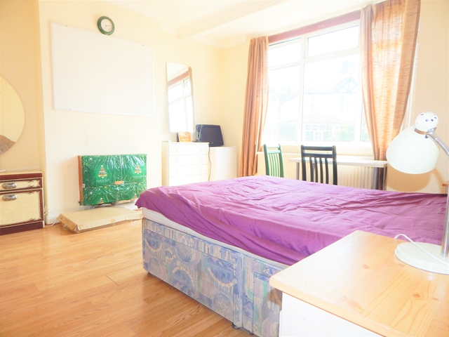 1 bed Room for rent in Wimbledon. From Sharpes Estates