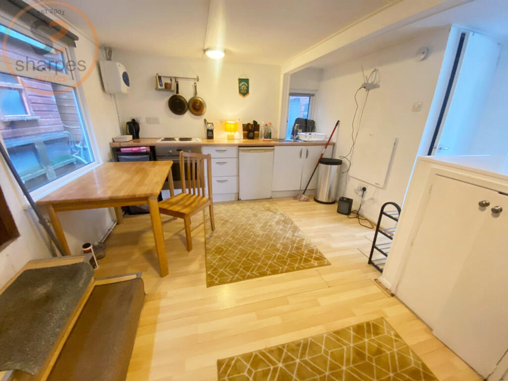 4 bed Studio for rent in Twickenham. From Sharpes Estates 4 bed Studio for rent in Twickenham. From Sharpes Estates