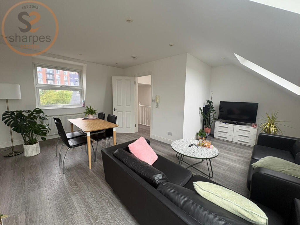 3 bed 1st Floor Flat for rent in New Malden. From Sharpes Estates