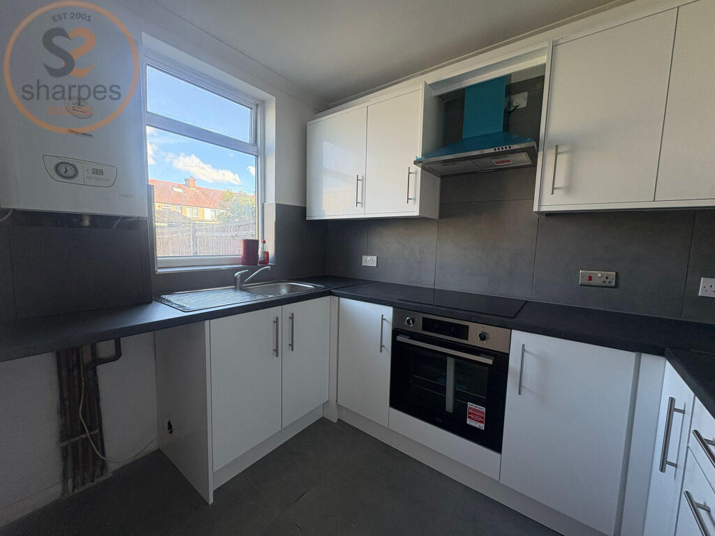 4 bed Detached for rent in Mitcham. From Sharpes Estates 4 bed Detached for rent in Mitcham. From Sharpes Estates