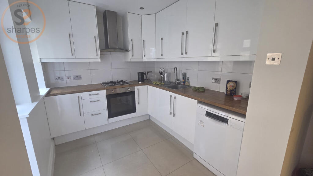 4 bed Detached for rent in Wimbledon. From Sharpes Estates 4 bed Detached for rent in Wimbledon. From Sharpes Estates