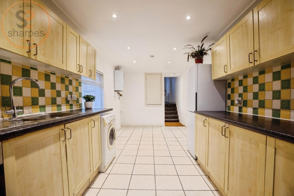 2 bed 1st Floor Flat for rent in Wimbledon. From Sharpes Estates