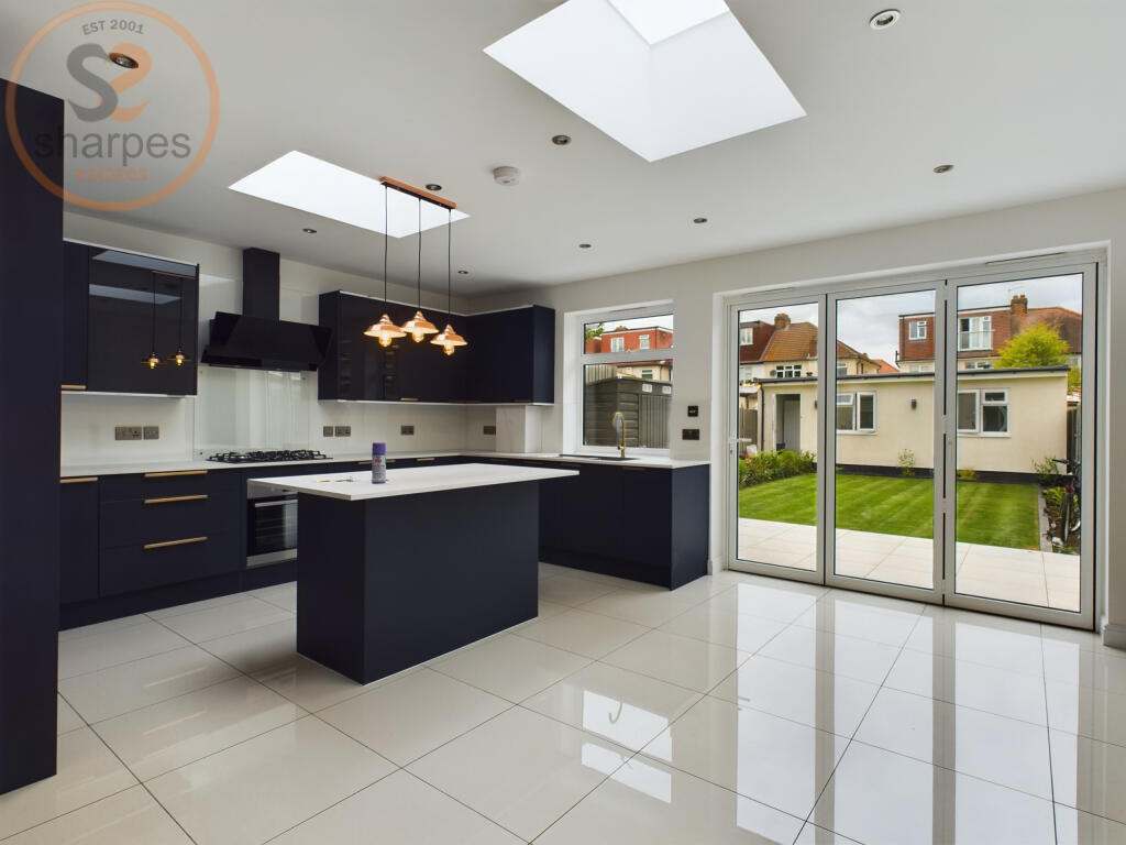 5 bed Detached for rent in Worcester Park. From Sharpes Estates 5 bed Detached for rent in Worcester Park. From Sharpes Estates