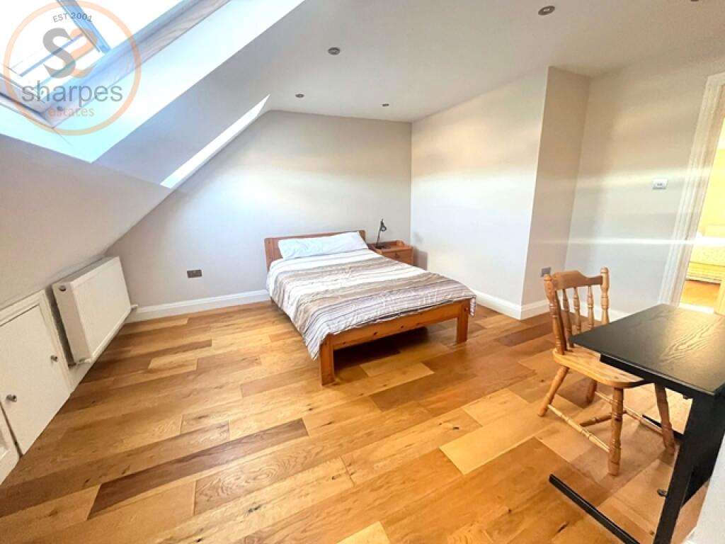 3 bed 1st Floor Flat for rent in New Malden. From Sharpes Estates 3 bed 1st Floor Flat for rent in New Malden. From Sharpes Estates