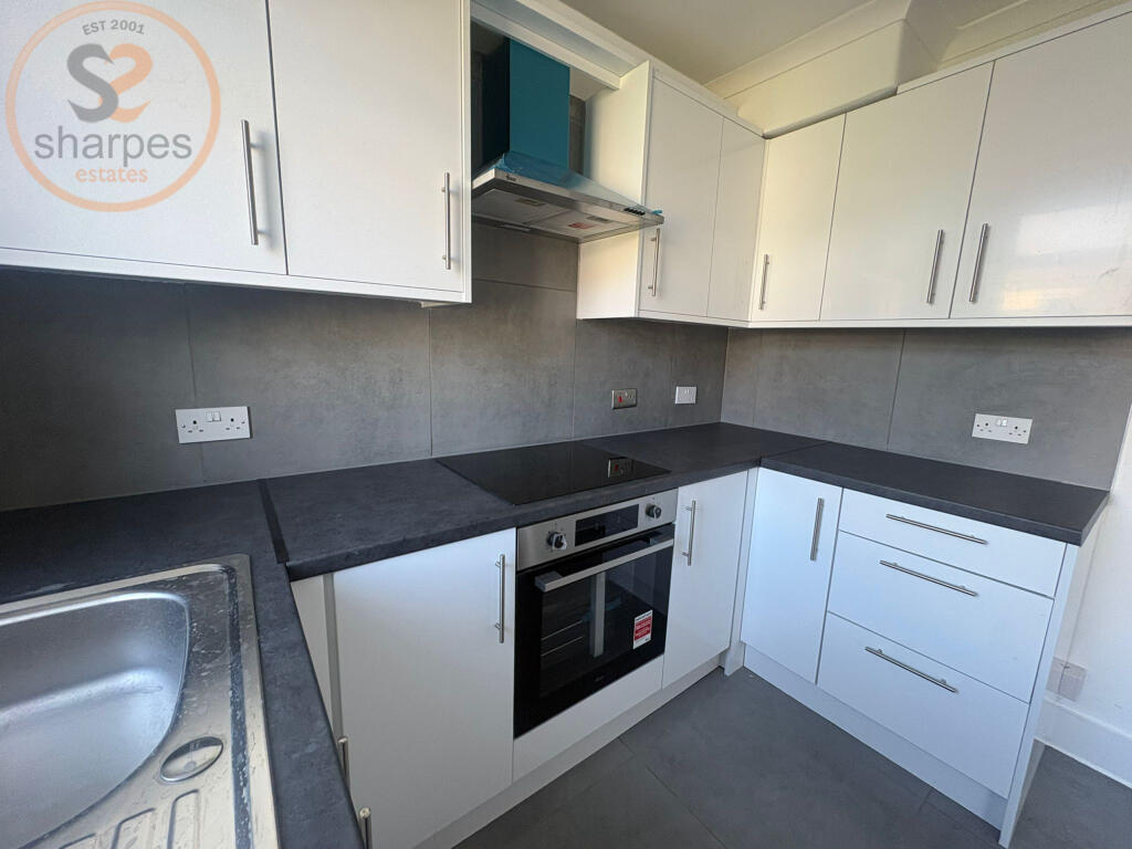 4 bed Detached for rent in Mitcham. From Sharpes Estates 4 bed Detached for rent in Mitcham. From Sharpes Estates