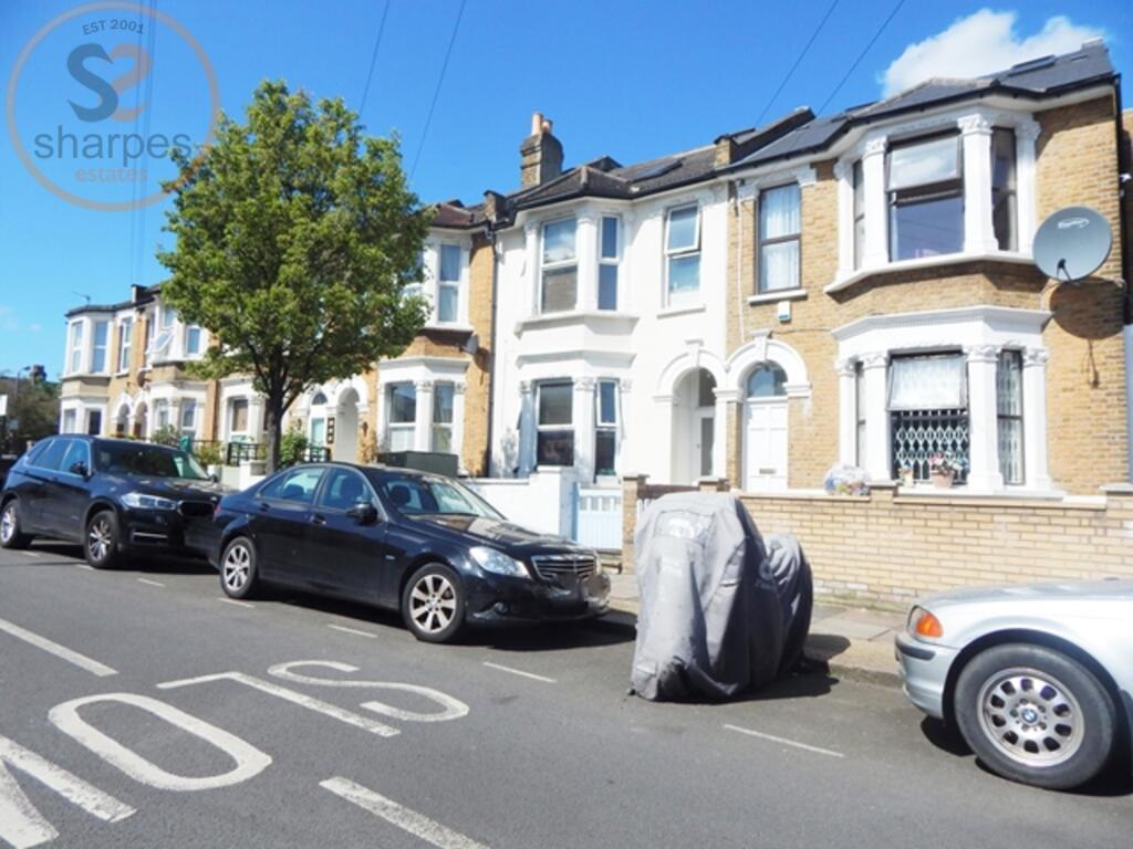3 bed 1st Floor Flat for rent in Merton. From Sharpes Estates