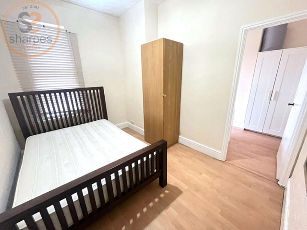 3 bed 1st Floor Flat for rent in Kingston upon Thames. From Sharpes Estates