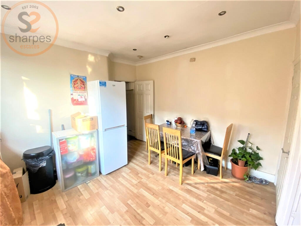 3 bed 1st Floor Flat for rent in Merton. From Sharpes Estates 3 bed 1st Floor Flat for rent in Merton. From Sharpes Estates