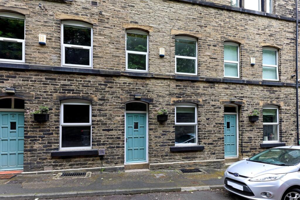 2 bed 1st Floor Flat for rent in Cleckheaton. From Shaun Mellor Property - Morley