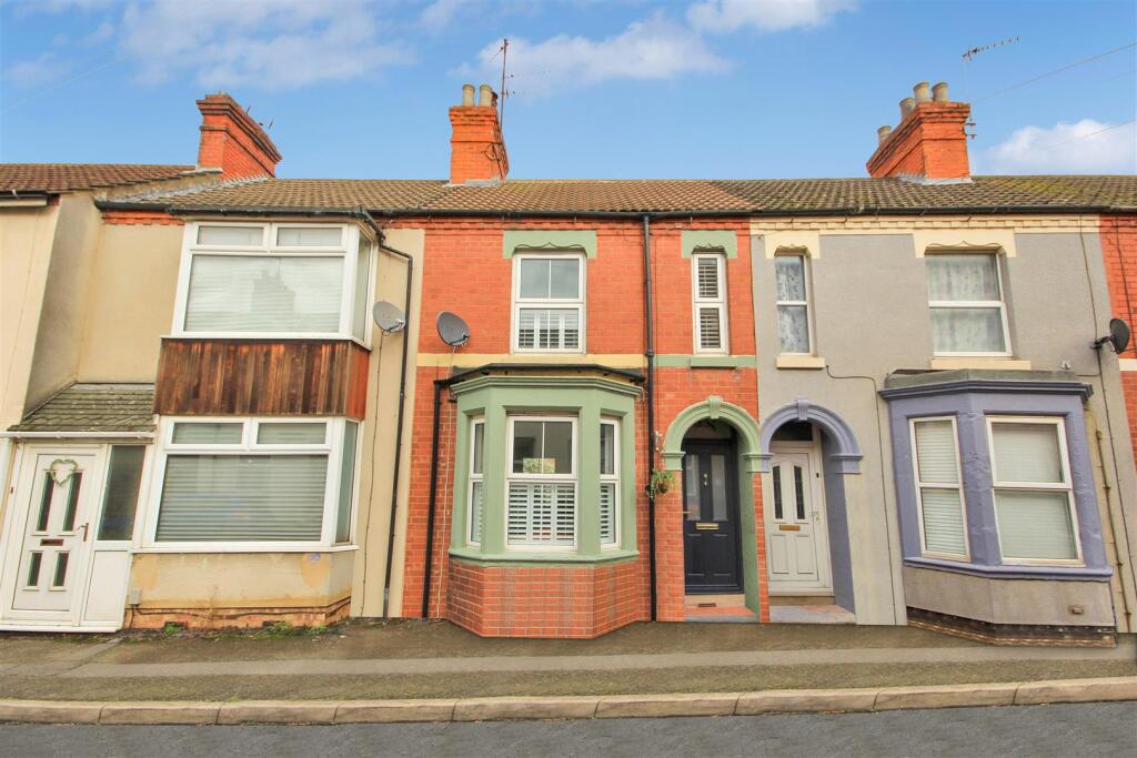 3 bed Mid Terraced House for rent in Rushden. From Simpson & Weekley - Rushden