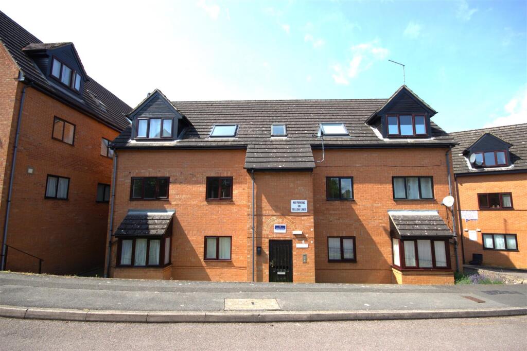 1 bed 1st Floor Flat for rent in Rushden. From Simpson & Weekley - Rushden