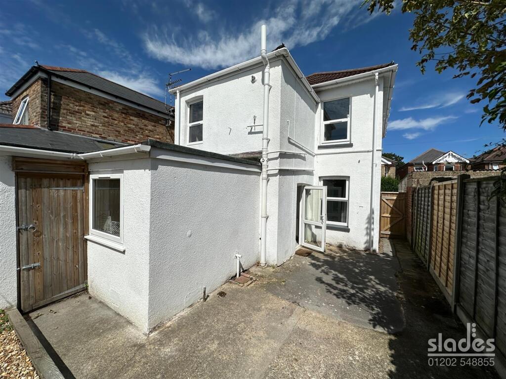 4 bed Private Halls for rent in Bournemouth. From Slades - Winton Banks