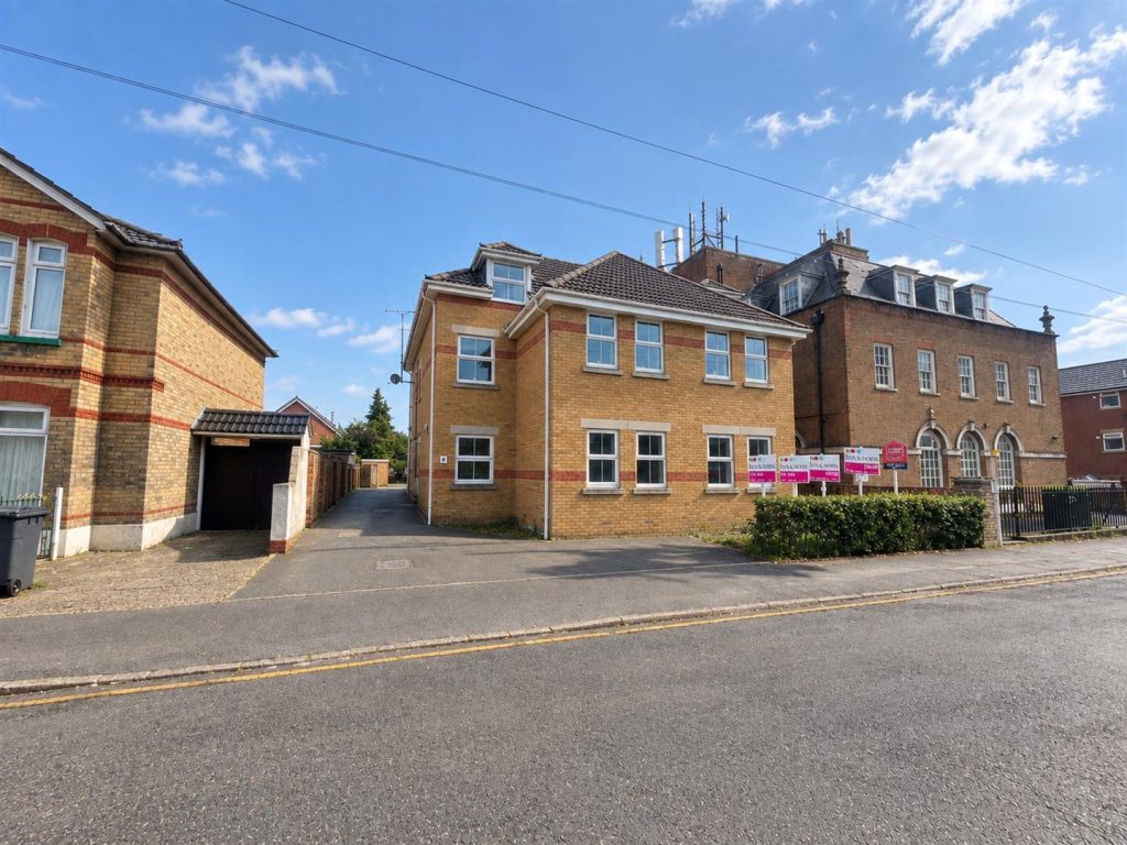 2 bed 1st Floor Flat for rent in Bournemouth. From Slades - Winton Banks