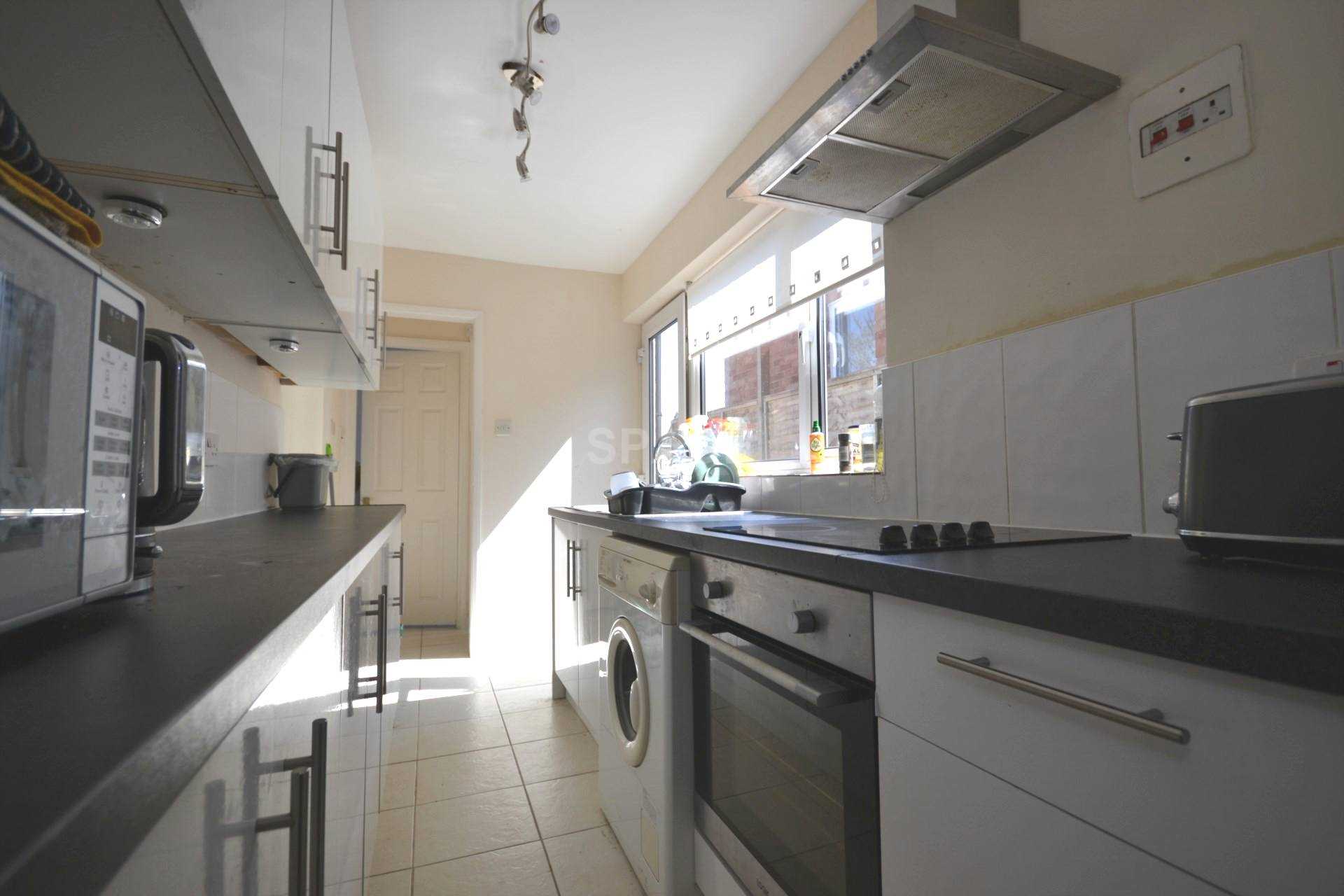 2 bed Mid Terraced House for rent in Reading. From Space