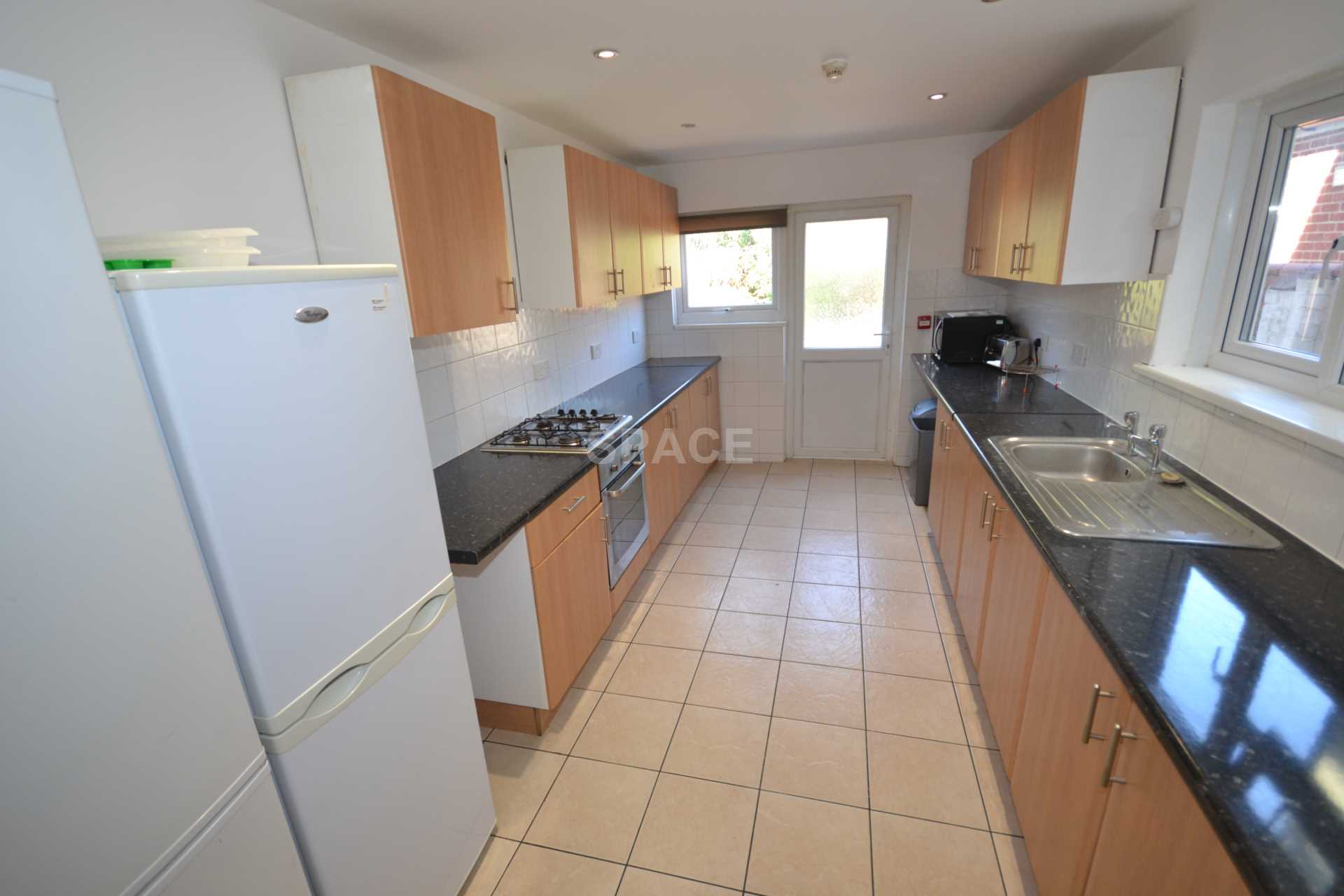 5 bed Mid Terraced House for rent in Reading. From Space 5 bed Mid Terraced House for rent in Reading. From Space