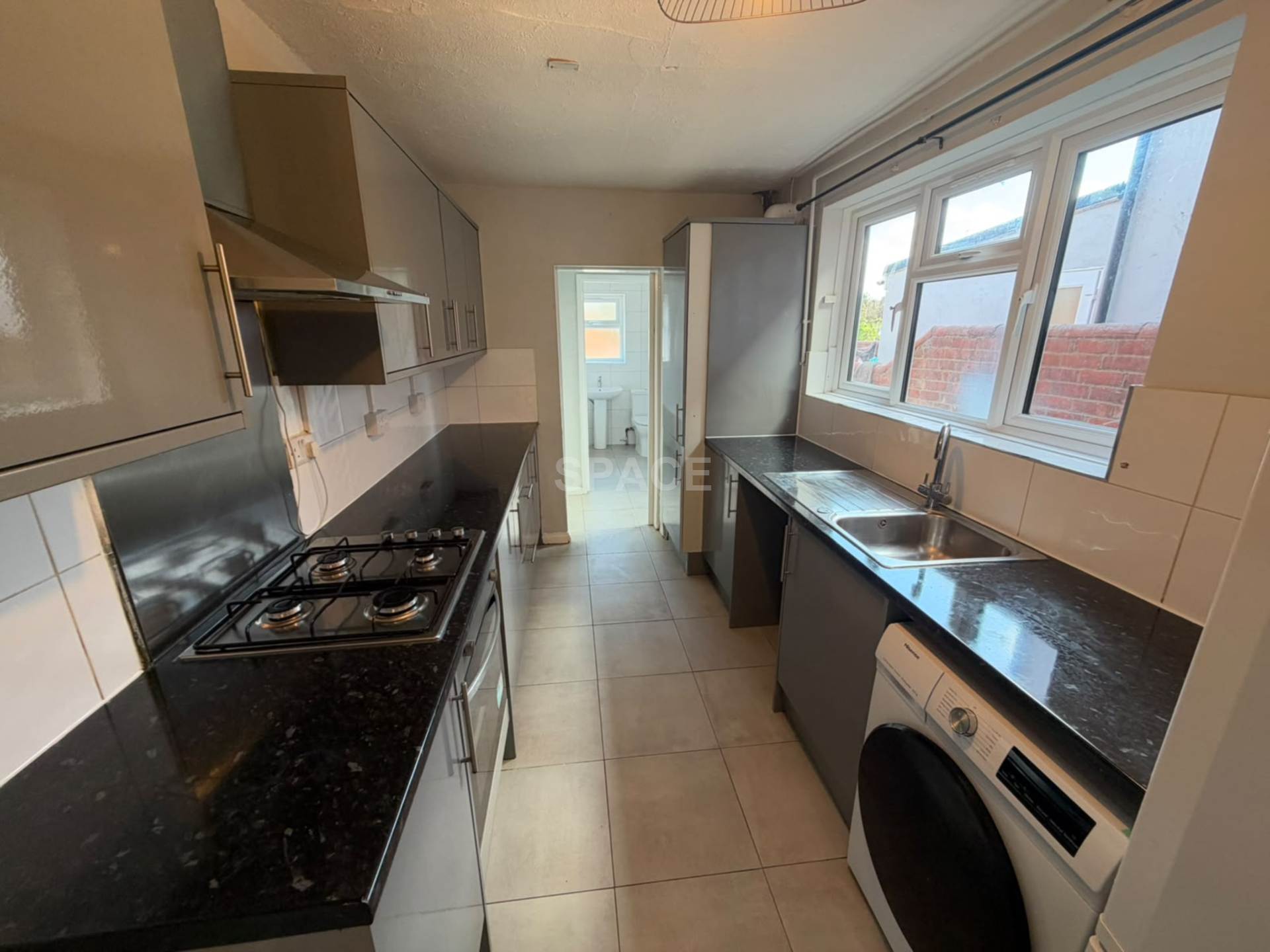 1 bed Mid Terraced House for rent in Reading. From Space