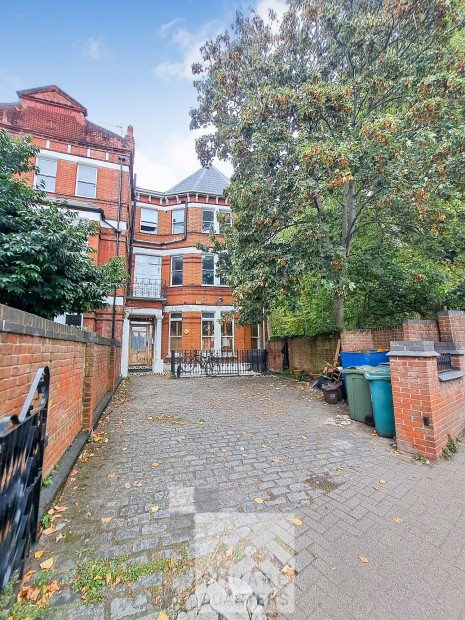 3 bed 1st Floor Flat for rent in Highbury. From Square Quarters - Islington