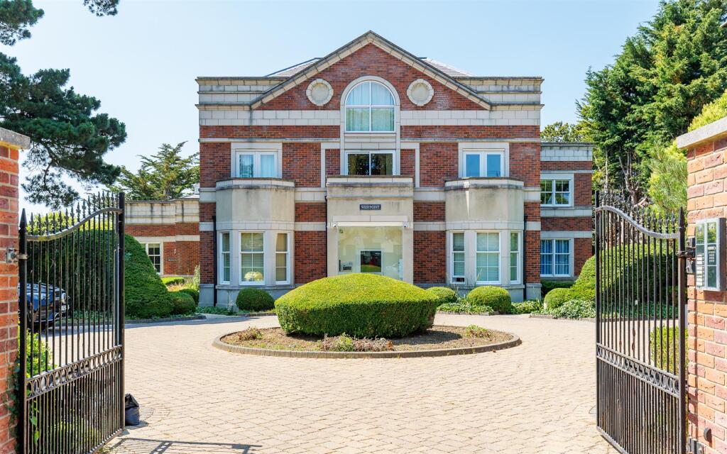 2 bed Apartment for rent in Cowes. From Spence Willard - Yarmouth