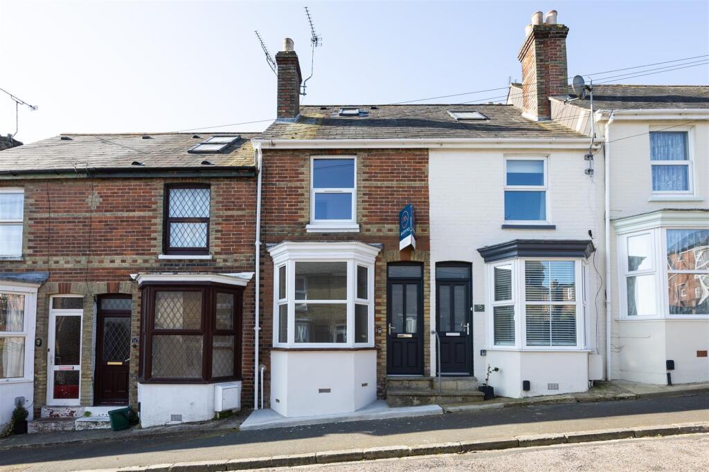 3 bed Mid Terraced House for rent in Cowes. From Spence Willard - Yarmouth