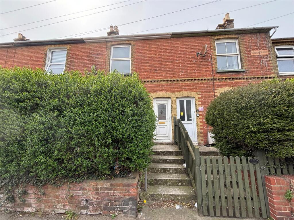 2 bed Mid Terraced House for rent in Newport. From Spence Willard - Yarmouth