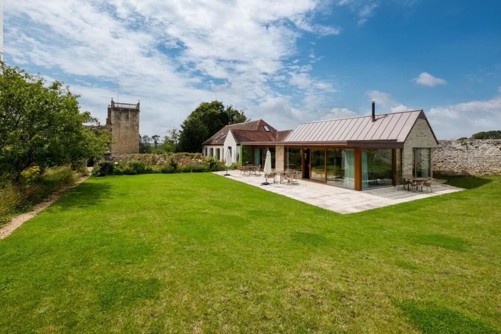 5 bed Barn Conversion for rent in Whippingham. From Spence Willard - Yarmouth 5 bed Barn Conversion for rent in Whippingham. From Spence Willard - Yarmouth