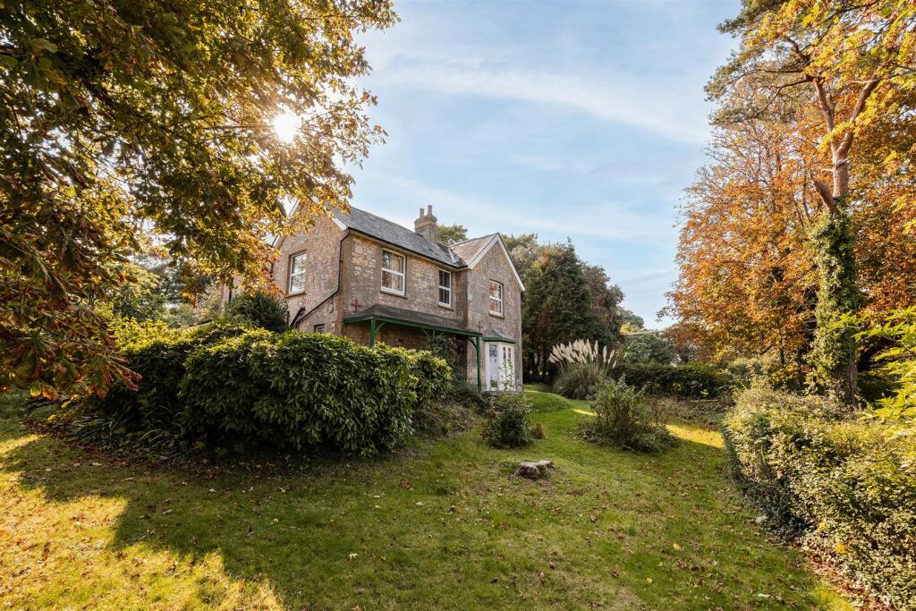 4 bed Detached for rent in Totland. From Spence Willard - Yarmouth
