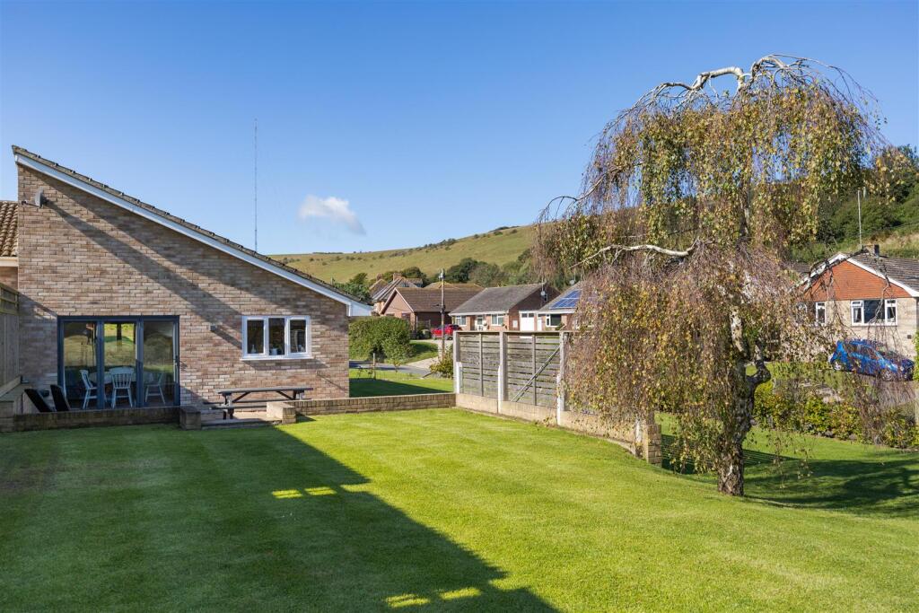 2 bed Semi-detached bungalow for rent in Newport. From Spence Willard - Yarmouth