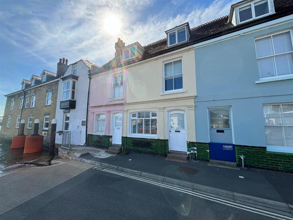 2 bed Mid Terraced House for rent in Cowes. From Spence Willard - Yarmouth