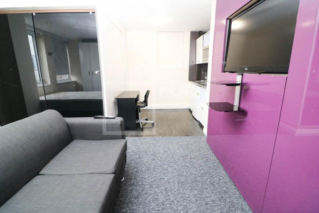 4 bed 1st Floor Flat for rent in Bradford. From Squarefoot Apartments - Bradford 4 bed 1st Floor Flat for rent in Bradford. From Squarefoot Apartments - Bradford
