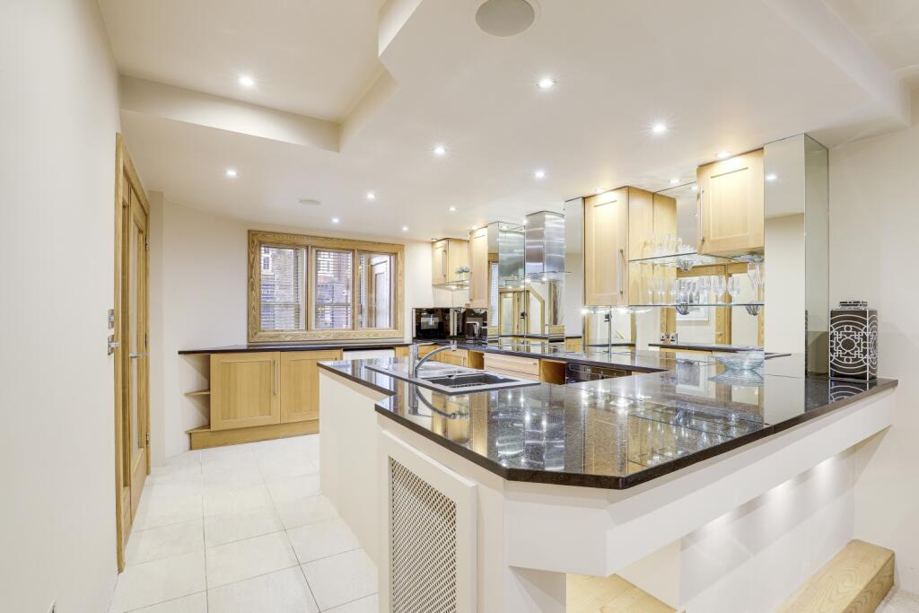 4 bed Town House for rent in Nottingham. From Slater and Brandley - Nottingham