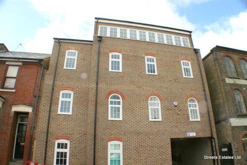 2 bed 1st Floor Flat for rent in Gillingham. From Streets Estate Agents - Strood