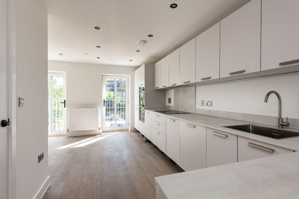 4 bed End of Terrace for rent in Ditton. From Streets Estate Agents - Strood 4 bed End of Terrace for rent in Ditton. From Streets Estate Agents - Strood