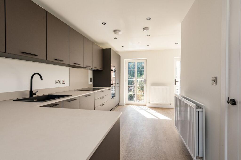4 bed End of Terrace for rent in Ditton. From Streets Estate Agents - Strood 4 bed End of Terrace for rent in Ditton. From Streets Estate Agents - Strood