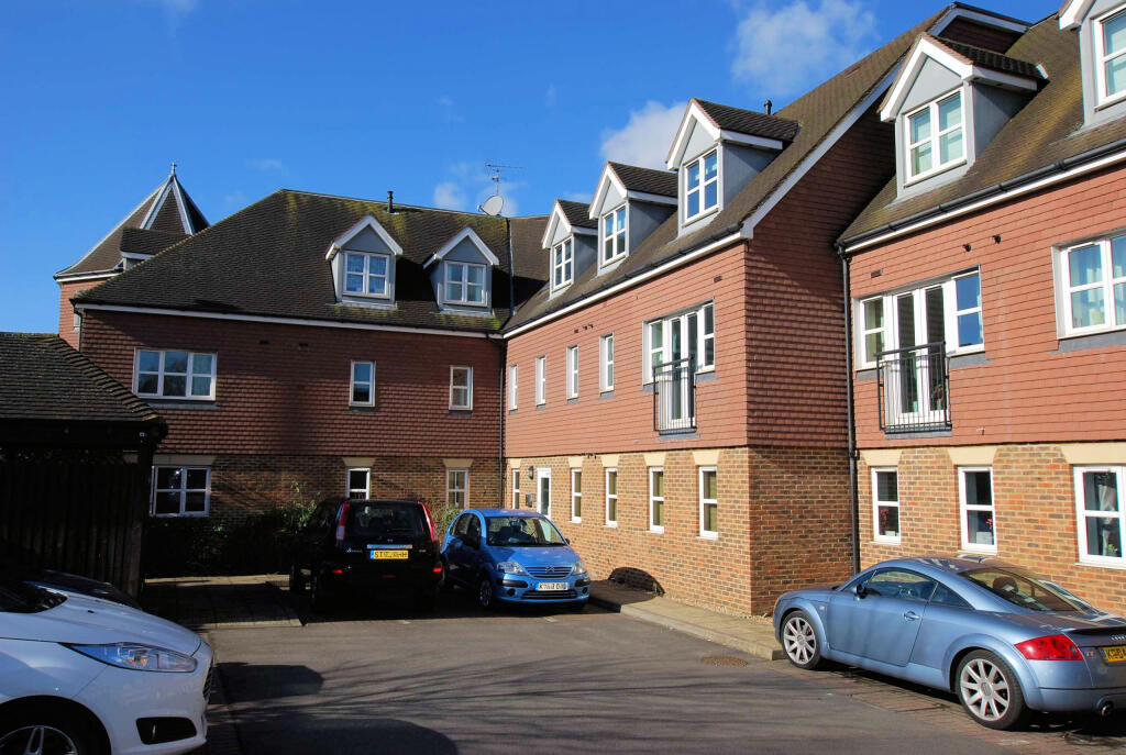 1 bed 1st Floor Flat for rent in Copthorne. From Swan Property Management - Crawley