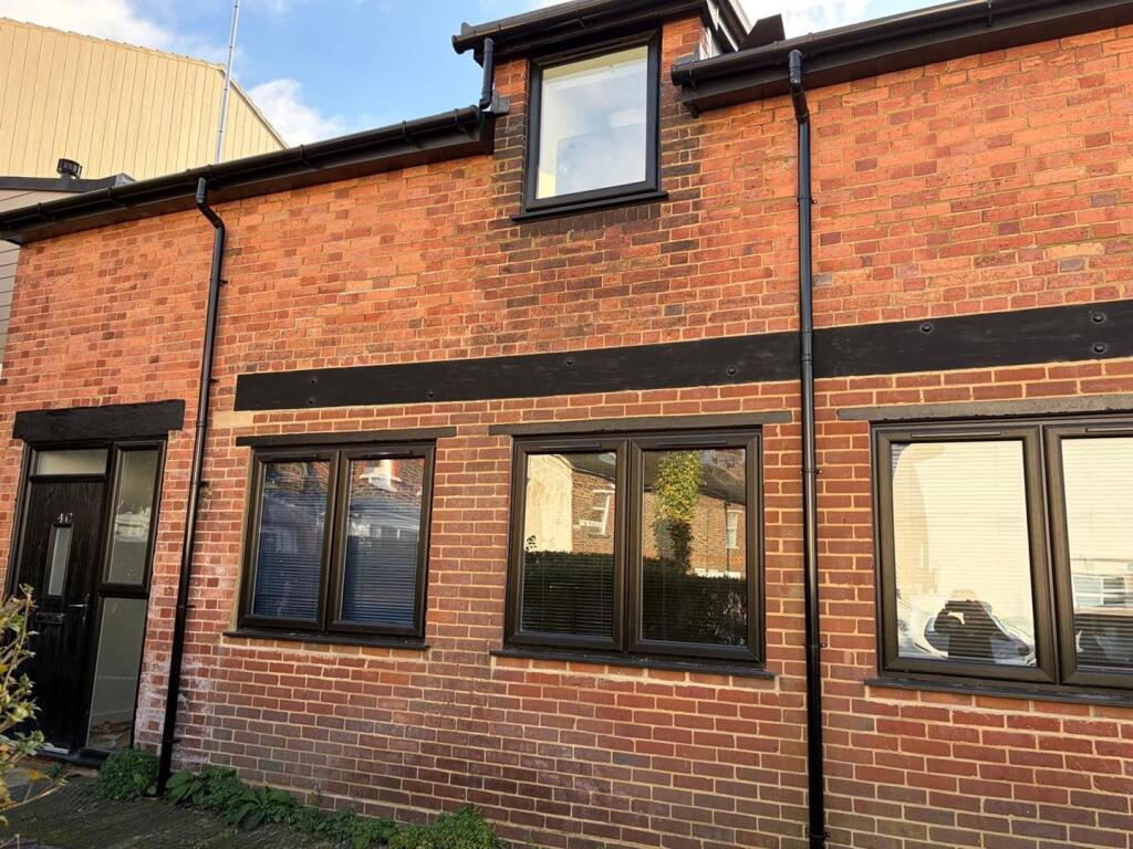 2 bed Apartment for rent in Dorking. From Toomey Estate Agents - Mitcham