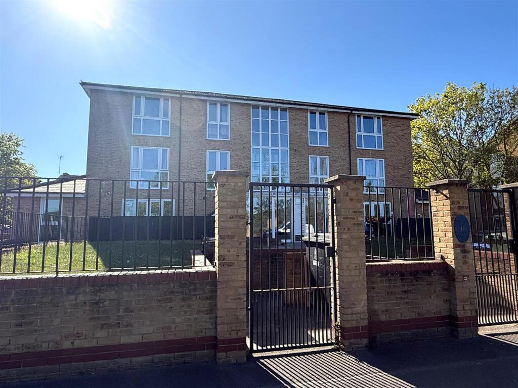 1 bed Apartment for rent in Mitcham. From Toomey Estate Agents - Mitcham