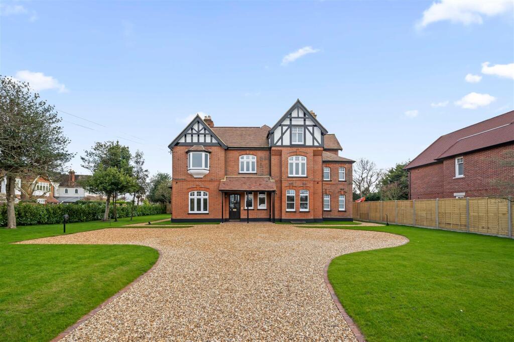 6 bed Detached for rent in East Molesey. From Toomey Estate Agents - Mitcham 6 bed Detached for rent in East Molesey. From Toomey Estate Agents - Mitcham
