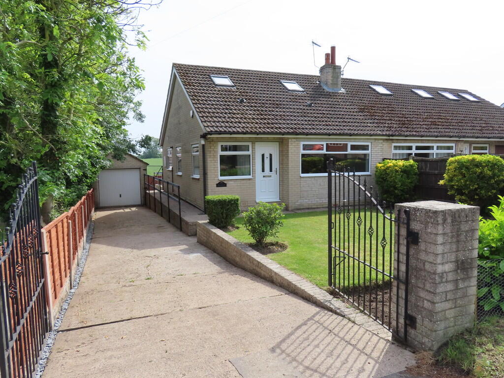 3 bed Semi-detached bungalow for rent in West Cowick. From Townend Clegg & Co - Goole 3 bed Semi-detached bungalow for rent in West Cowick. From Townend Clegg & Co - Goole