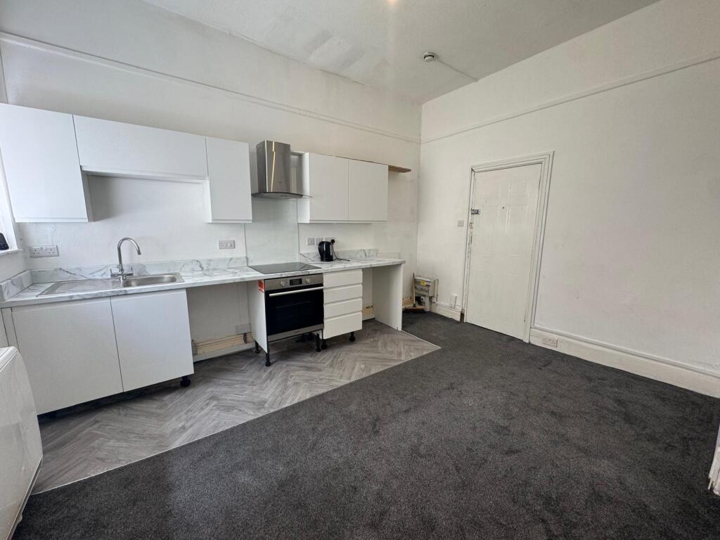 4 bed 1st Floor Flat for rent in Torquay. From Taylors (Torbay) Ltd - Torquay
