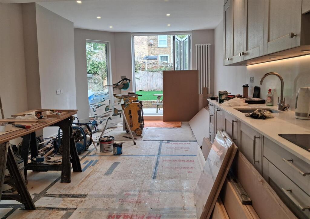 2 bed 1st Floor Flat for rent in London. From Warwick Estate Agents - London