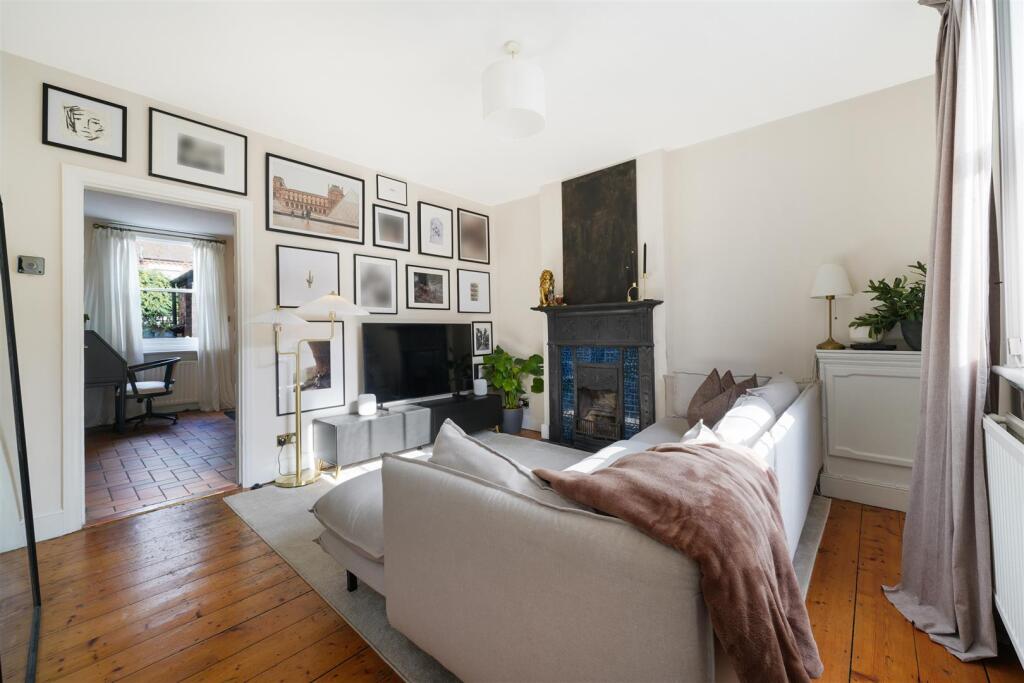 3 bed End of Terrace for rent in London. From Warwick Estate Agents - London