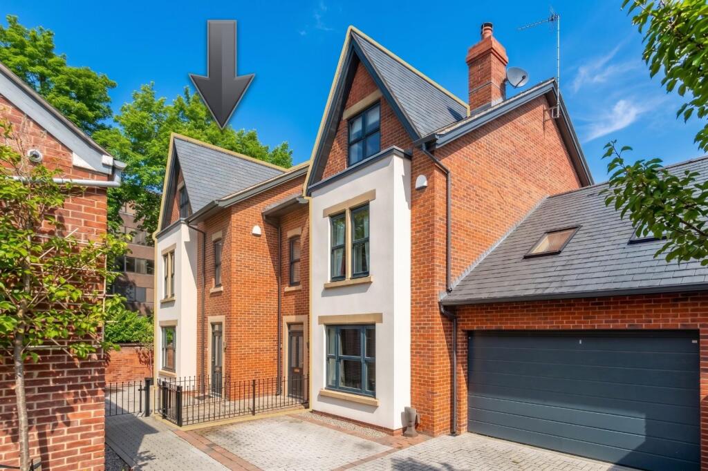 4 bed Semi Detached for rent in Altrincham. From Watersons - Hale 4 bed Semi Detached for rent in Altrincham. From Watersons - Hale